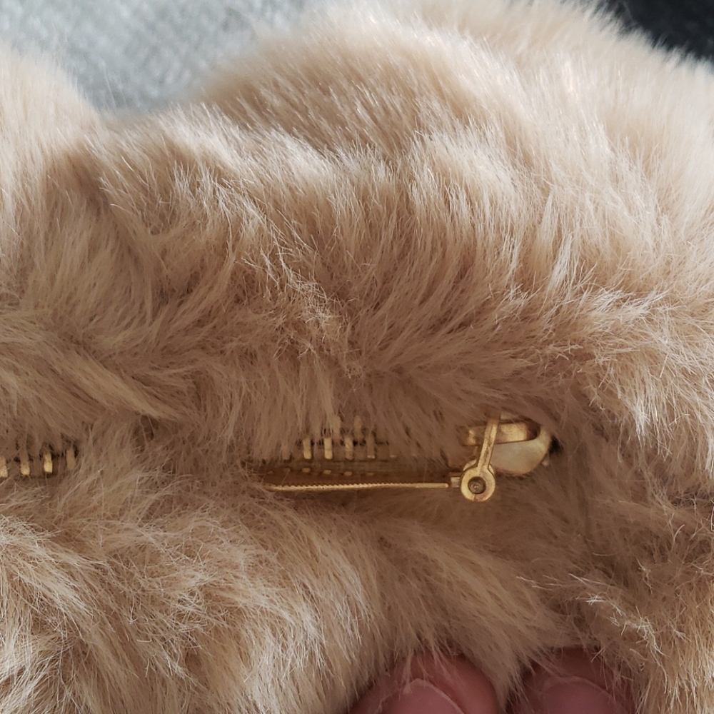 Faux fur heart shaped fuzzy purse in tan - Picture 3 of 3